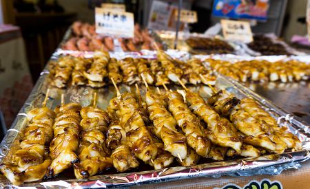 Rybí pochoutky z trhu v Cukidži v Tokiu