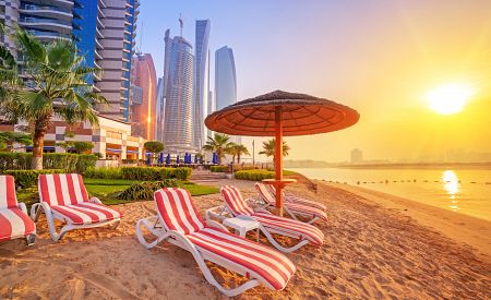 Odpočinek na plážích či koupání ve vlnách Perského zálivu