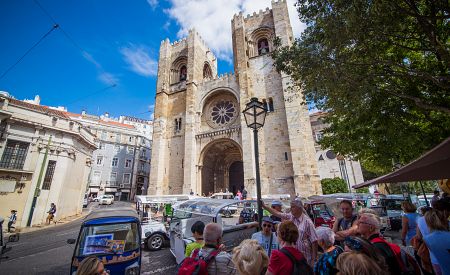 Naši cestovatelé u katedrály Sé v Lisabonu