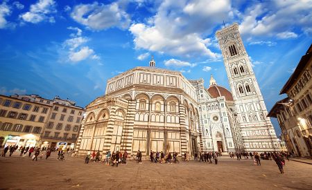 Dominantní katedrála Santa Maria del Fiore na náměstí Piazza del Duomo
