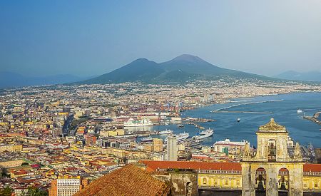 Neapolský přístav s výhledem na Vesuv