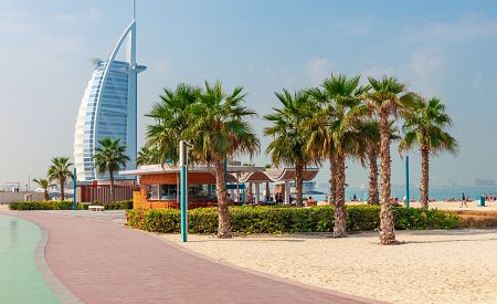 Veřejná pláž a promenáda nedaleko hotelu Burj Al Arab