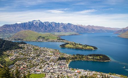 Panoramatický pohled na Queenstown, jezero Wakatipu a Remarkables v pozadí