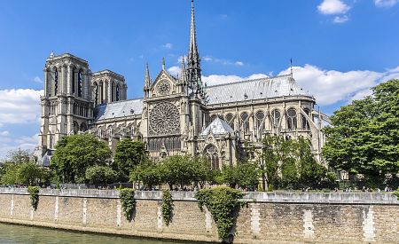 Katedrála Notre Dame na břehu řeky Seiny