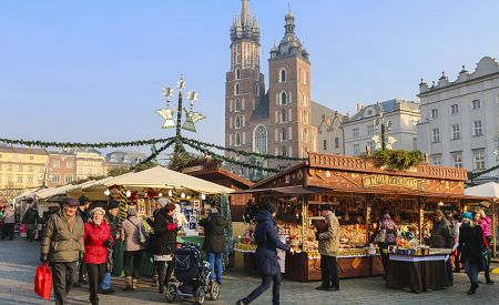 Město Krakow a jeho vánoční trhy s kostelem v pozadí.