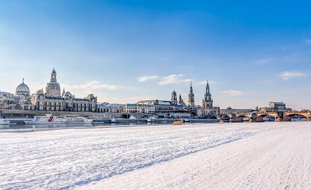 Řeka Labe v zimě s historickým městem Drážďany 