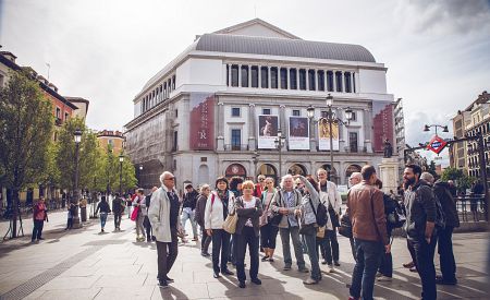 Naši cestovatelé před budovou madridské Opery