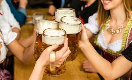 K Oktoberfestu neodmyslitelně patří pivo a tradiční ověd dirndl
