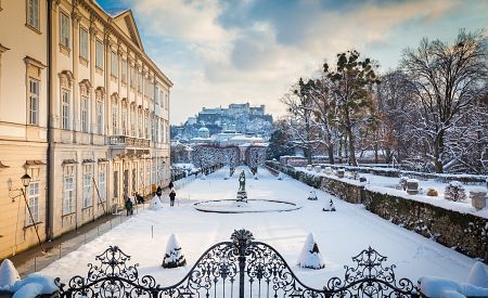 Zimní Salzburg, pohled od zámku Mirabell směrem k pevnosti