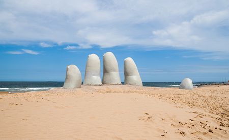 Slavná socha Los Dedos v Punta del Este známém sídly celebrit