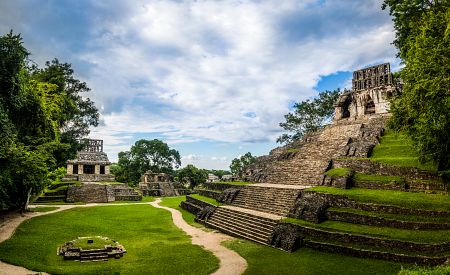 Mayské památky ve městě Palenque