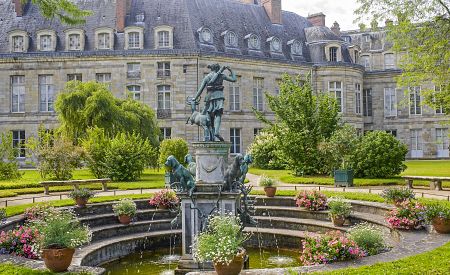 Malebné zahrady zámku Fontainebleau