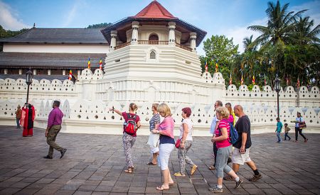 Naši cestovatelé objevují chrám Buddhova zubu