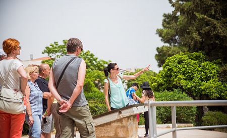 Naši cestovatelé s průvodkyní v Řecké agoře