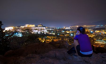 Vychutnáváme si výhled na noční osvětlenou Akropoli