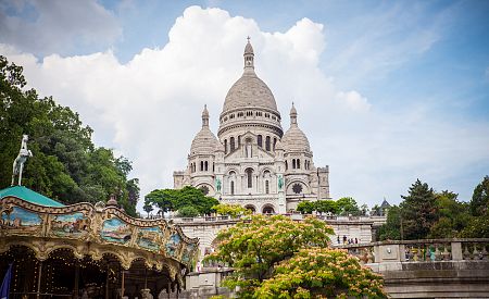 Bělostná bazilika Sacré-Coeur na Montmartru