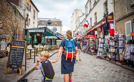 Naši cestovatelé při procházce osobitými uličkami Montmartru