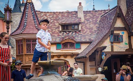 Vytáhne náš malý cestovatel Excalibur z kamene v Disneylandu?