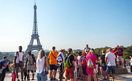Průvodkyně Magda seznamuje naše cestovatele s taji Eiffelovy věže
