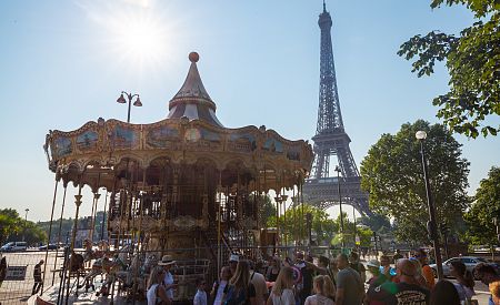 Nádherný pařížský kolotoč Carousel v pozadí s Eiffelovou věží