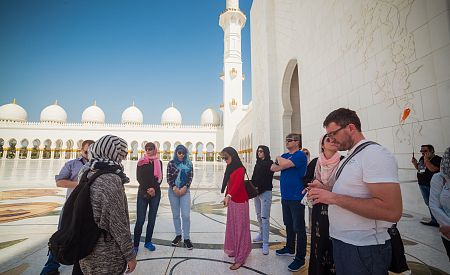 Průvodkyně Jana a naši cestovatelé u mešity šejka Zayeda