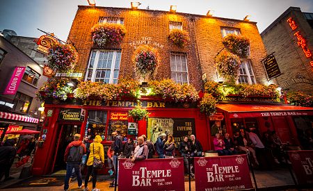 Typický ruch a živost dublinské čtvrti Temple Bar