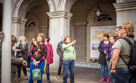 Průvodkyně Vlaďka cestovatelům ukazuje nádvoří Dublinského hradu