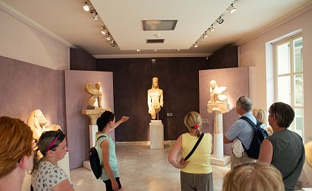 Naši cestovatelé s průvodkyní Míšou v muzeu Kerameikos