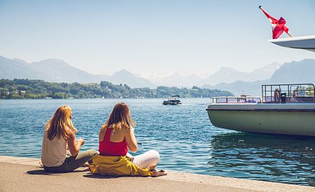 Naše cestovatelky odpočívají na břehu Luzernského jezera