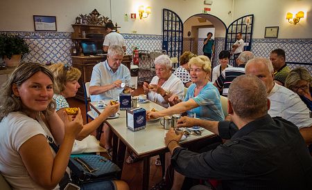 Naši cestovatelé ochutnávají lisabonskou specialitu Pastéis de Belém