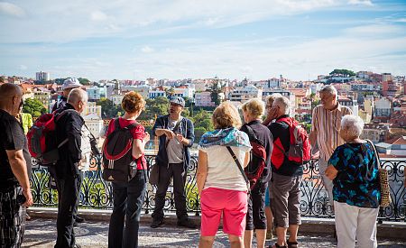 Průvodce António povídá našim cestovatelům o historii Lisabonu
