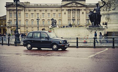 Typický černý taxík před Buckinghamským palácem