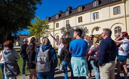 Průvodkyně Magda ukazuje našim cestovatelům Drottningholmský palác