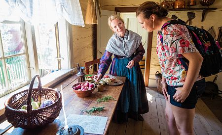 Průvodkyně Magda ve skanzenu poznává taje švédské kuchyně