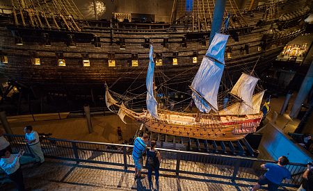 Naši cestovatelé si prohlížejí expozici muzea Vasa