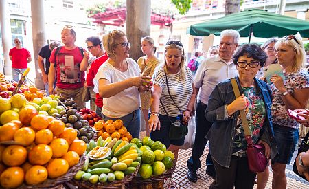 Naši cestovatelé na trhu s ovocem