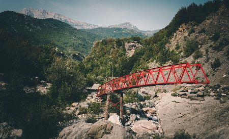 Červený most přes řeku v národním parku Thethi
