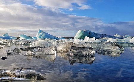 Ledovcová laguna Jökulsárlón plná pozoruhodných ledových ker