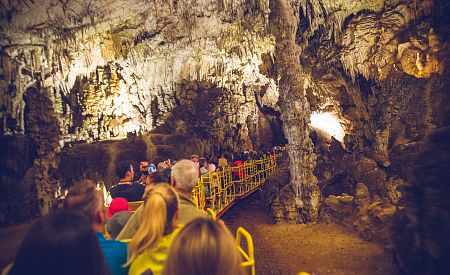 Naši cestovatelé na prohlídce Postojnských jeskyní