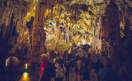 Naši cestovatelé se kochají výzdobou Postojnských jeskyní