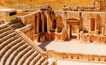 Římské divadlo – jedna z památek ve městě Jerash