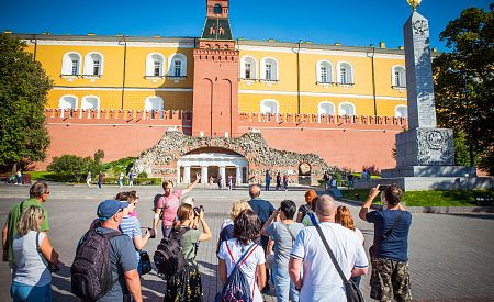 Naši cestovatelé před prostřední Arzenální věží v Kremlu