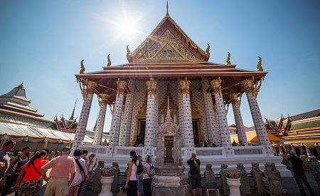Průvodkyně Lenka seznamuje naše cestovatele se zajímavostmi o chrámu Wat Arun v Bangkoku