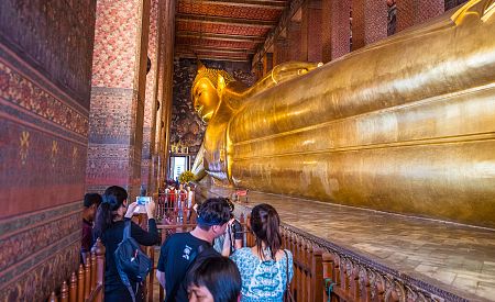 Největší zlatá socha ležícího Buddhy v chrámu Wat Pho v Bangkoku