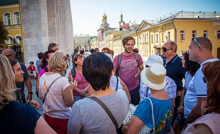 Naši cestovatelé s průvodcem Ondrou obdivují krásy Kremlu