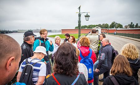 Průvodce Ondra a naši cestovatelé před Petropavlovskou pevností
