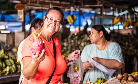 Průvodkyně Lenka s dračím ovocem na trhu ve městě Phuket