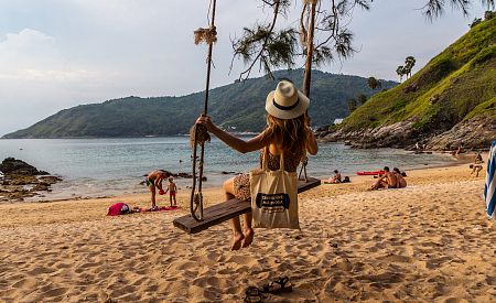 Naše cestovatelka na pláži na ostrově Phuket