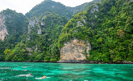 Objevování podmořského světa v smaragdových vodách u souostroví Phi Phi