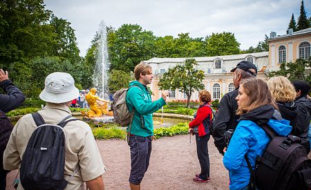 Oranžerijská fontána v Petrodvorcích a naši cestovatelé zaposloucháni do vyprávění průvodce Ondry